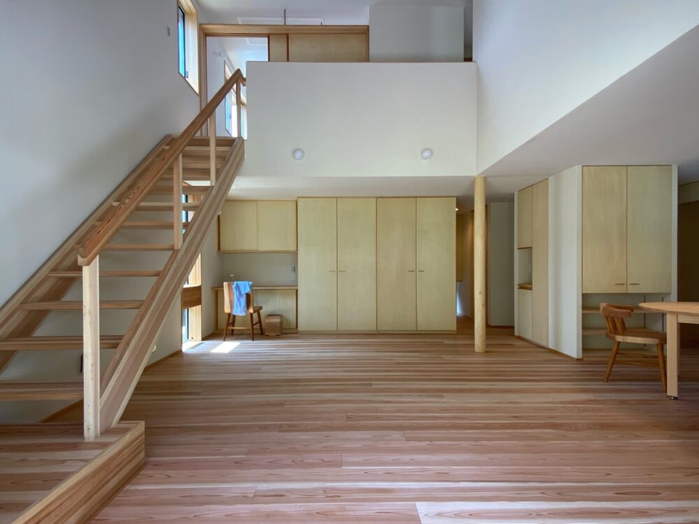 寒くない大きな吹抜け、抑えられた落ち着く天井、このバランスを体感したいという方が多くお見えになる