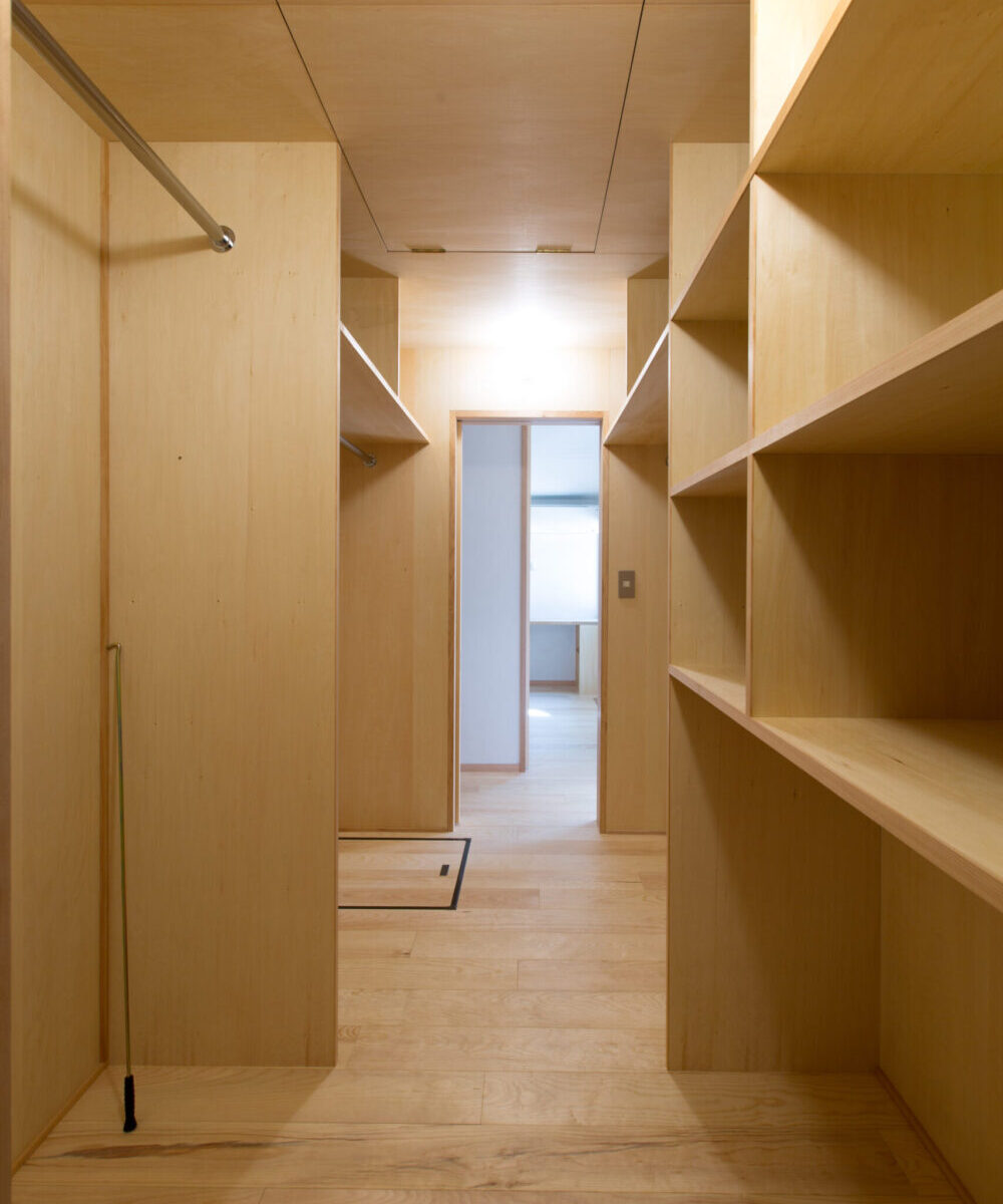 家の中心に回れるウォークスルークローゼット。家事動線が兼ねられていて、ここから全ての部屋にアクセスできる