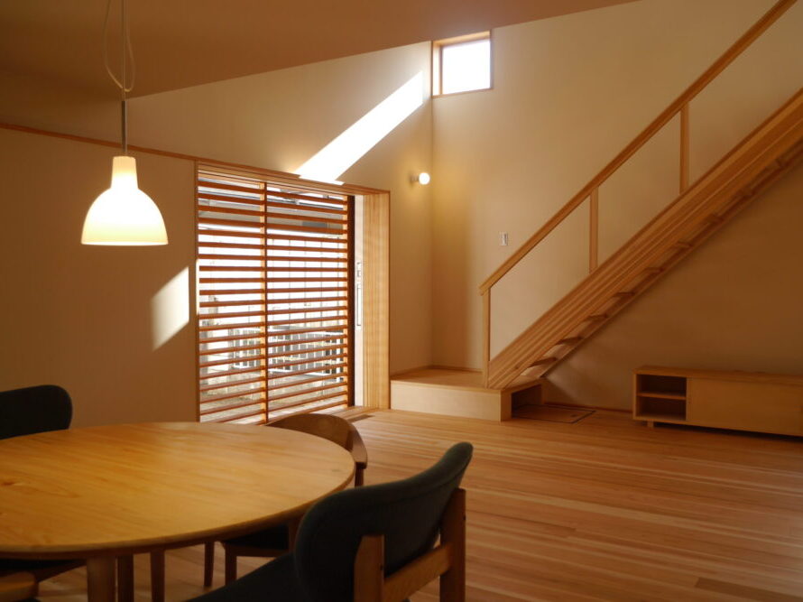 空、月を眺めることのできる吹抜けの窓は住まい手のお気に入り。夕暮れ時には光の入射角の楽しみも