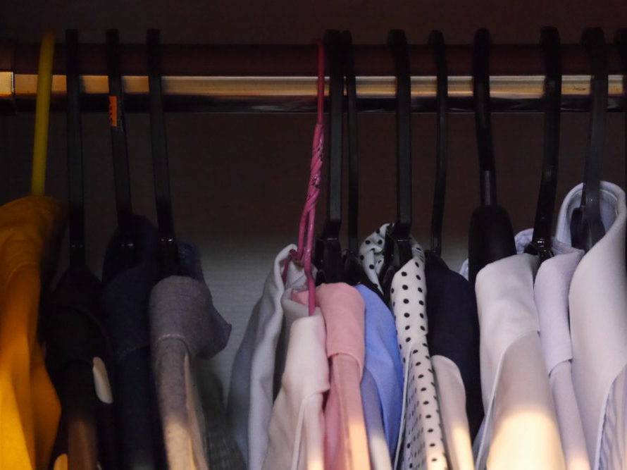 種類の異なるハンガーで丈もバラバラ。余計なスペースが生まれる