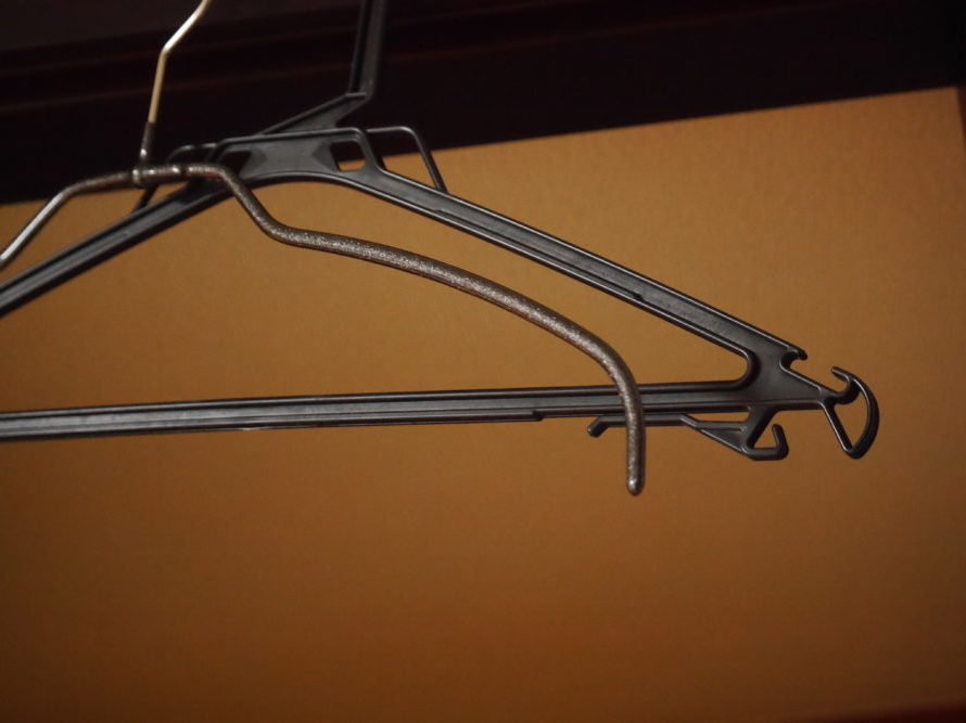 手前の極細がMAWAハンガー。滑り止め加工が素晴らしい