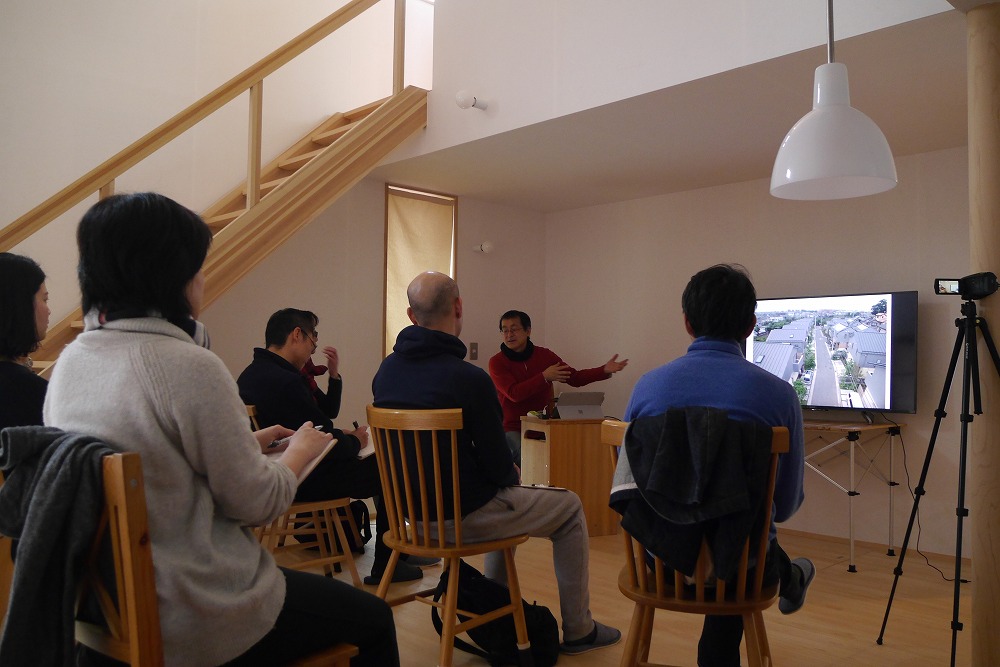 伊礼先生のコンセプトを持った統一感のある提案住宅の話に参加者も熱心に聞き入る