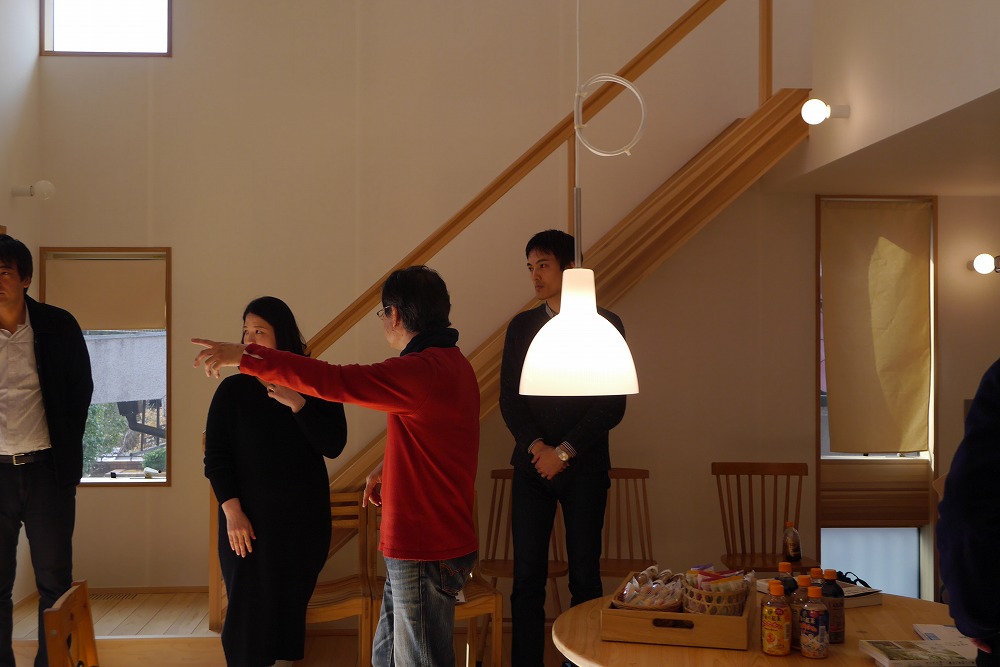 当日身を置いたi-works1.0にも天井に照明がないため、参加者も即座に実感できた