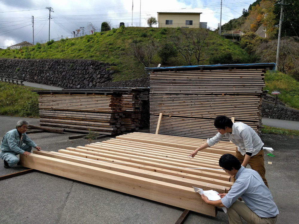 ある時は炎天下、ある時は吹雪の中、梁や柱を回転させながら状態を見て割り振っていく