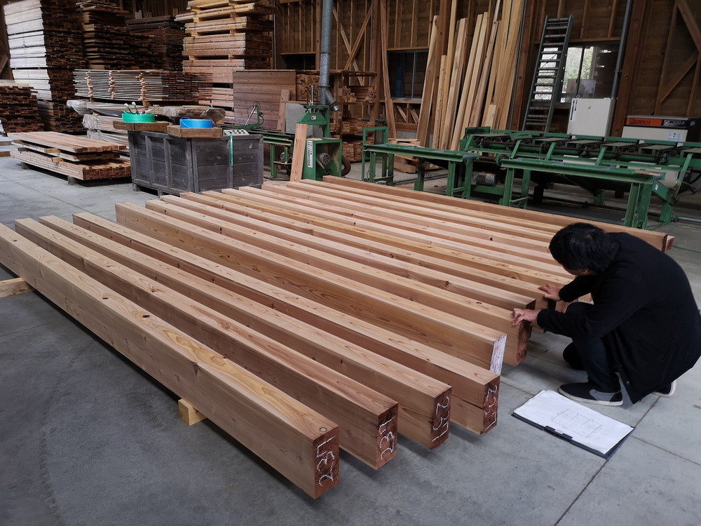 家の梁になるまでに多くの木材を愛する人たちの手に触れる。とても感慨深いものがある。
