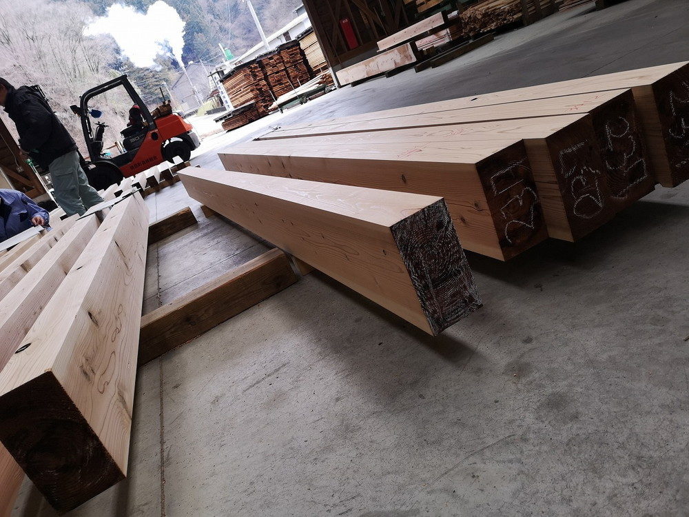 景色の向こうに見えるのは木材の乾燥窯バイオマスボイラー。製材所はいつもフル稼働