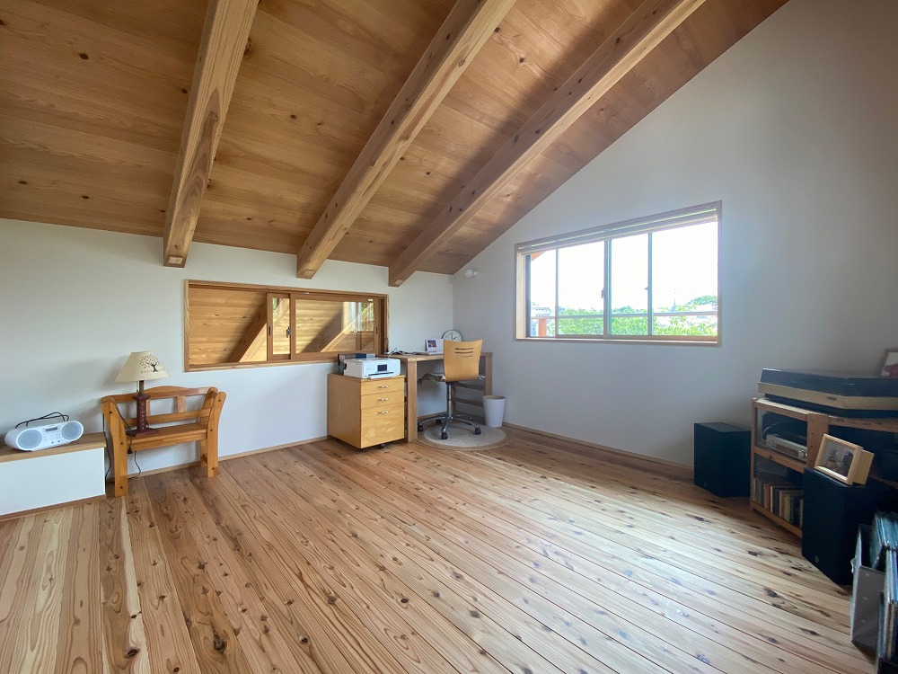 室内からは造作の花台、緑、空が目に入る