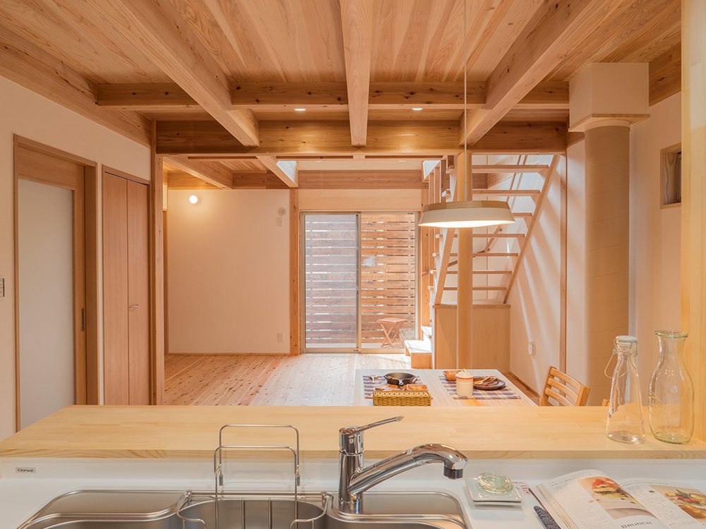 OMソーラーや全館暖房を採用し、どこにいても暖かく涼しい空間でシンプルに暮らす