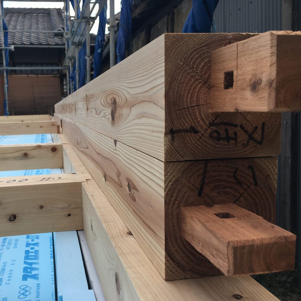 先端に「ほぞ」という継手があり、コミ栓のための穴が空いている