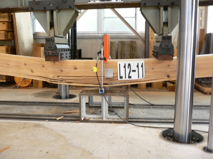 無垢材はやわらかく強靭な層になっているため粘りがある