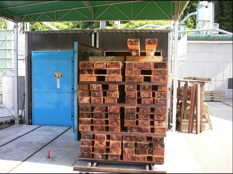 約2週間で割れの少ない構造材が取り出される