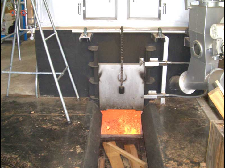 バイオマスボイラーでゆっくりと中温乾燥される