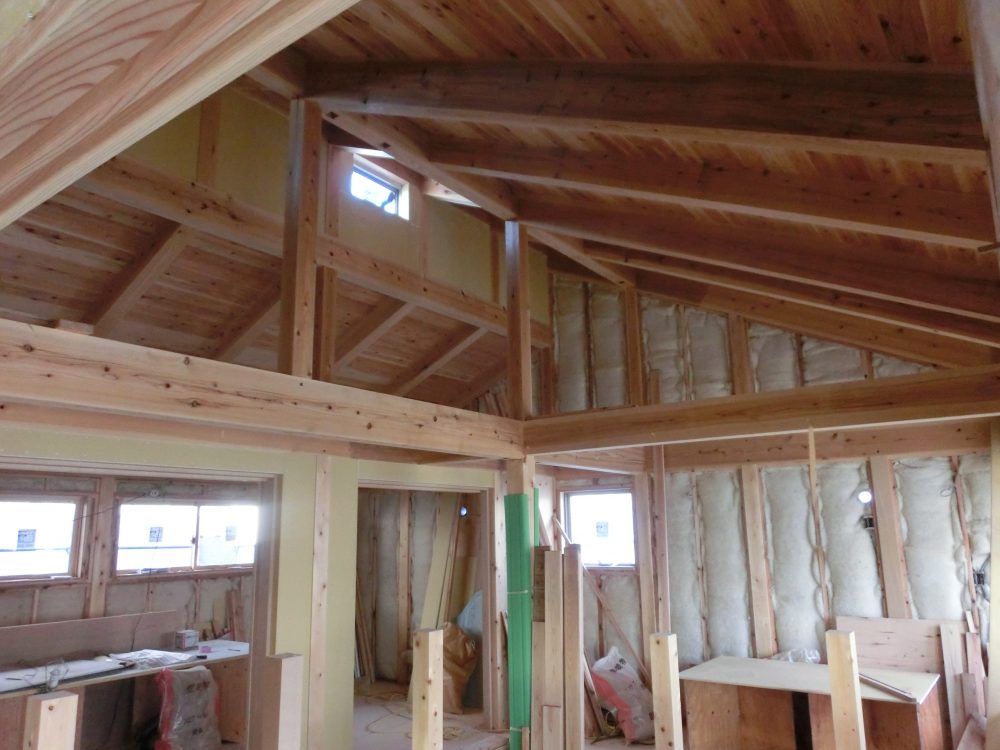 隙間なくスイッチボックスの裏もしっかりと充填される