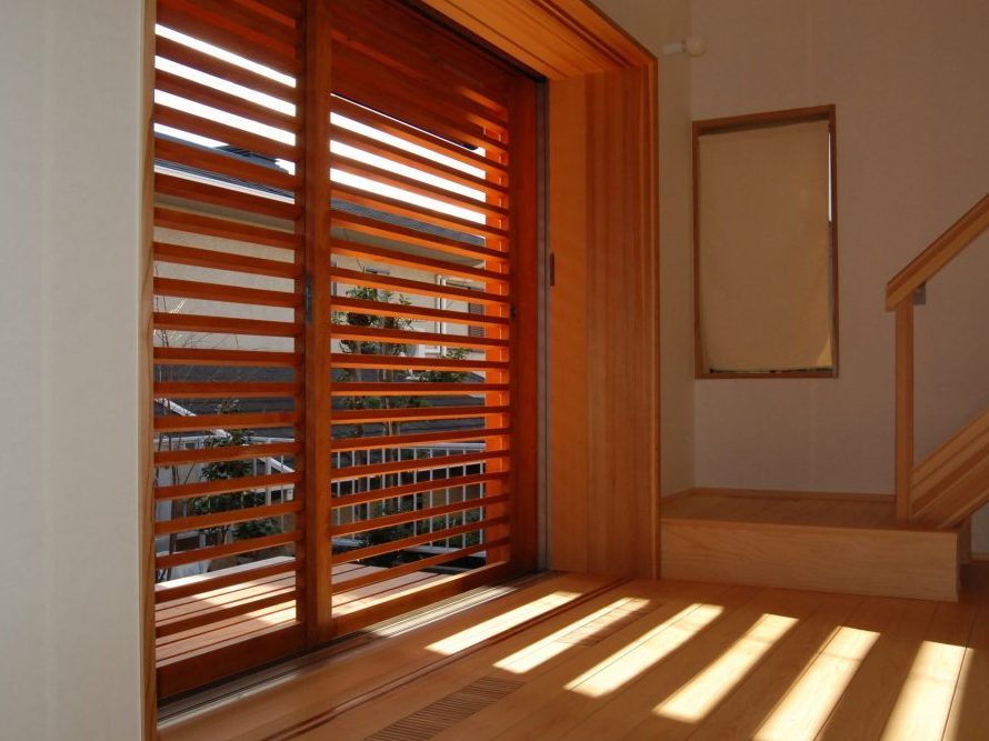 通称「伊礼ガラリ」を使い光と視線を絞り、涼しい風を取り込む