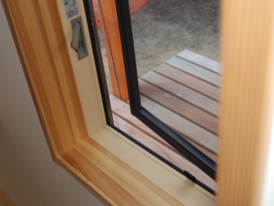 滑り出し窓で風を取り込む