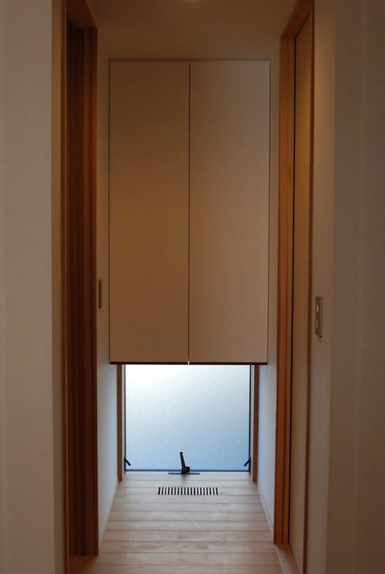 i-works豊中モデルの地窓。上部を収納とした