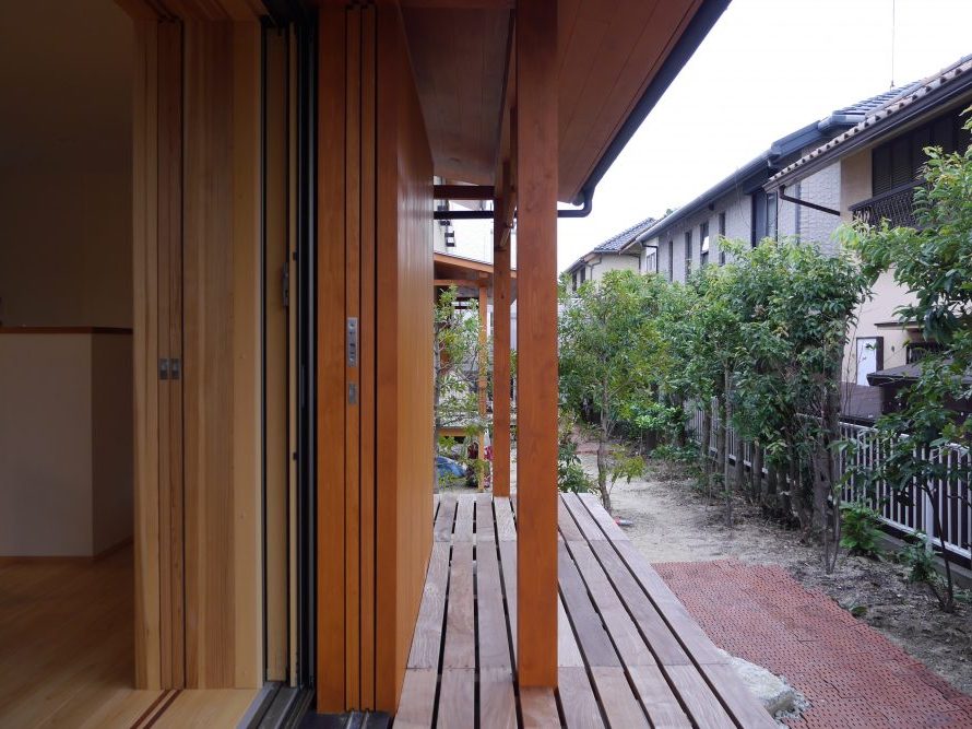 夏場はガラリも開放。夏の日差しは軒で遮る。木製デッキを使い照り返しもない