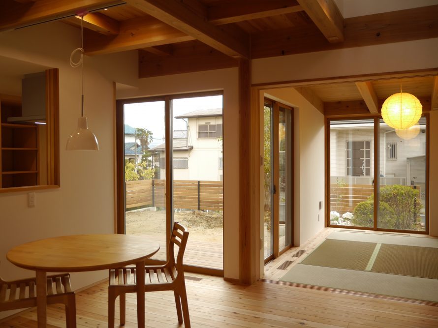 この家は窓が多いが、壁が多い場合にもL字で一度壁にぶつけて風を取り込む方法もある