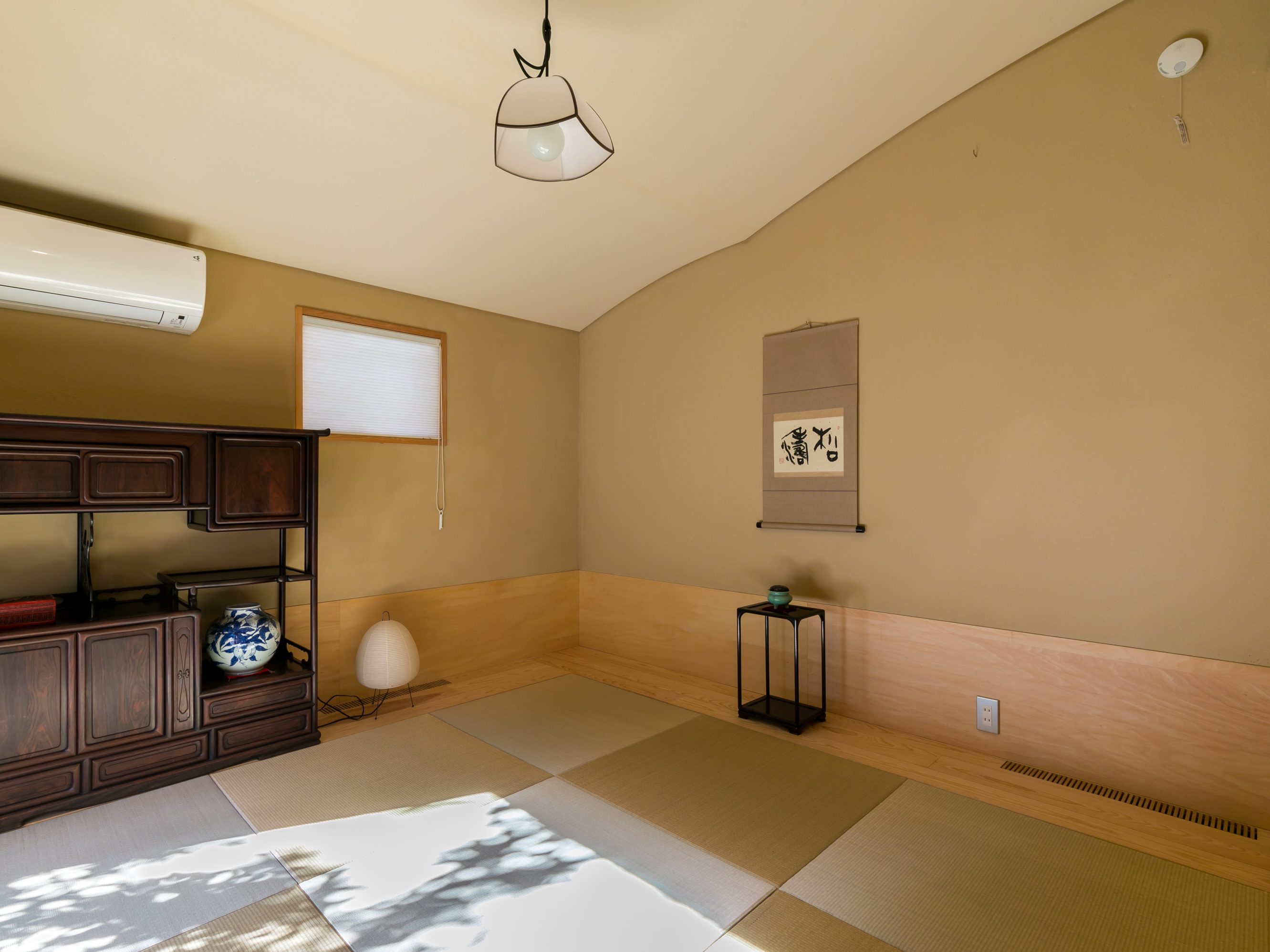 沖縄の月桃紙。伊礼さんが多用され厚紙なので「重ねしろ」がなく仕上がる