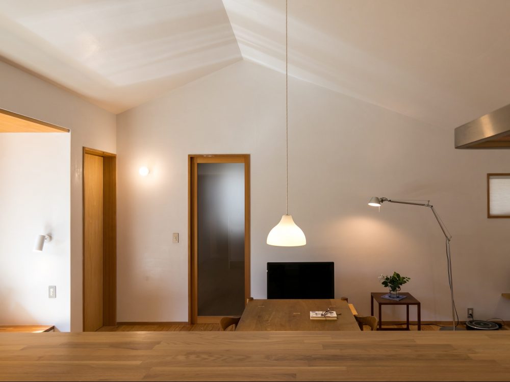 豊中の家のリビング。光の陰影で1日中飽きのない空間になっている