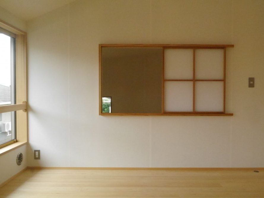 貼り合わせの縦線が気になる？実は家具が入ればほとんど気にならない