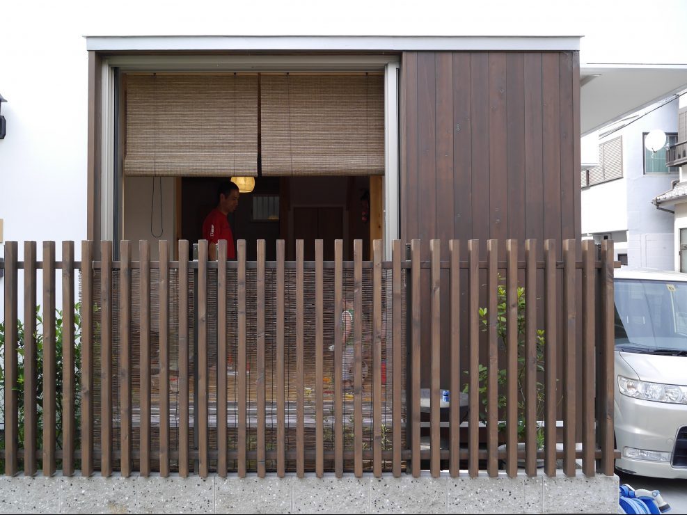 写真は京都に縁のあるご夫妻の東淀川の家。京町家をお手本に外壁にも漆喰を使った