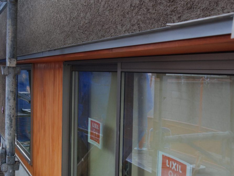 工事途中の新社屋は火山灰シラスの「そとん壁」ヒノキ板貼りを採用