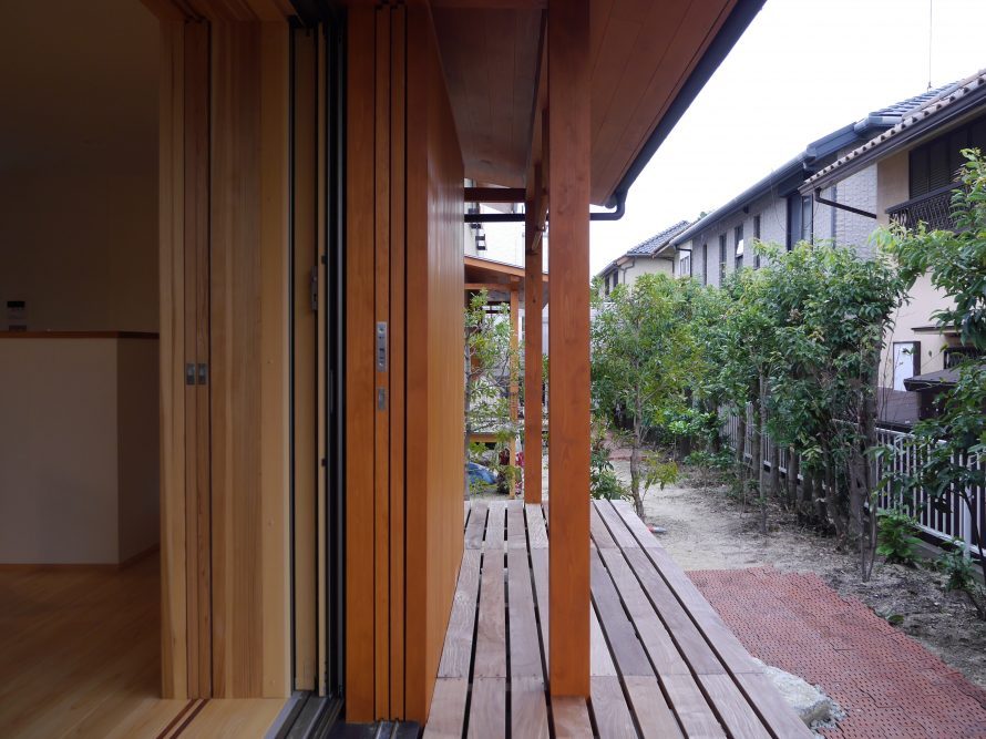 塗装メンテナンスは必要だが、比較的雨・風・日差しに強い堅木を使うなどの工夫をすることをおすすめする