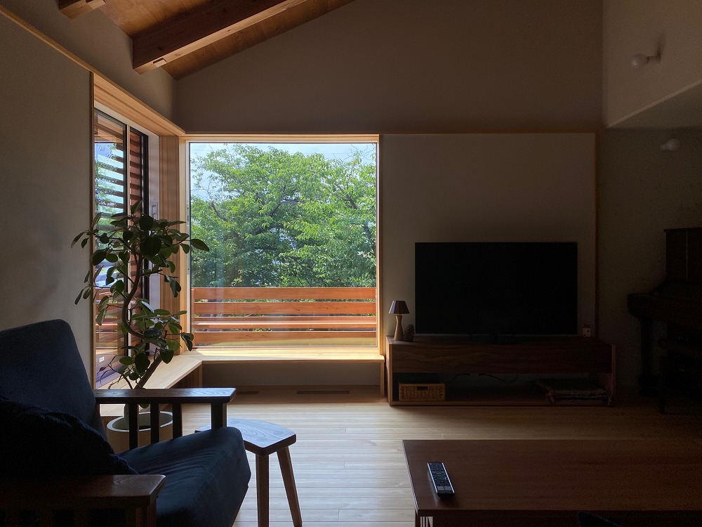 花台の幕板のラインによって景色がリゾートのヴィラのように見えた  	