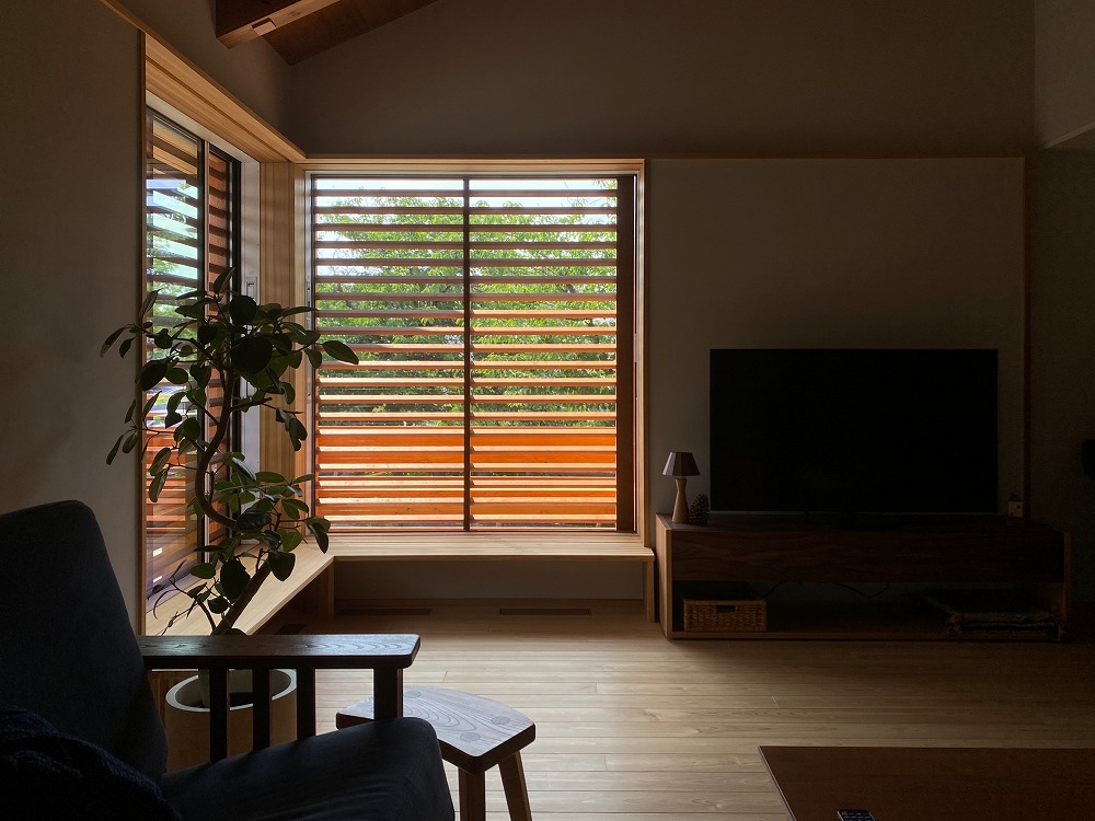 横格子の木製ガラリは視線と灯りを絞る。通風にも役立つ
