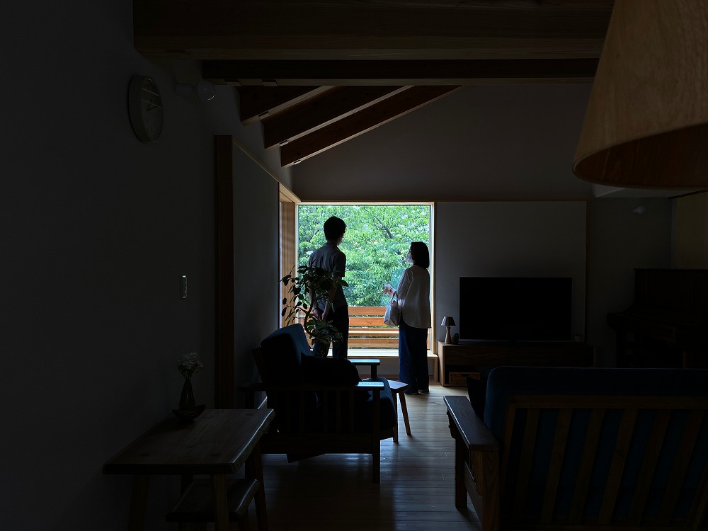 例えば照明を絞り室内を暗くすることで見たい景色を際立たせることもできる