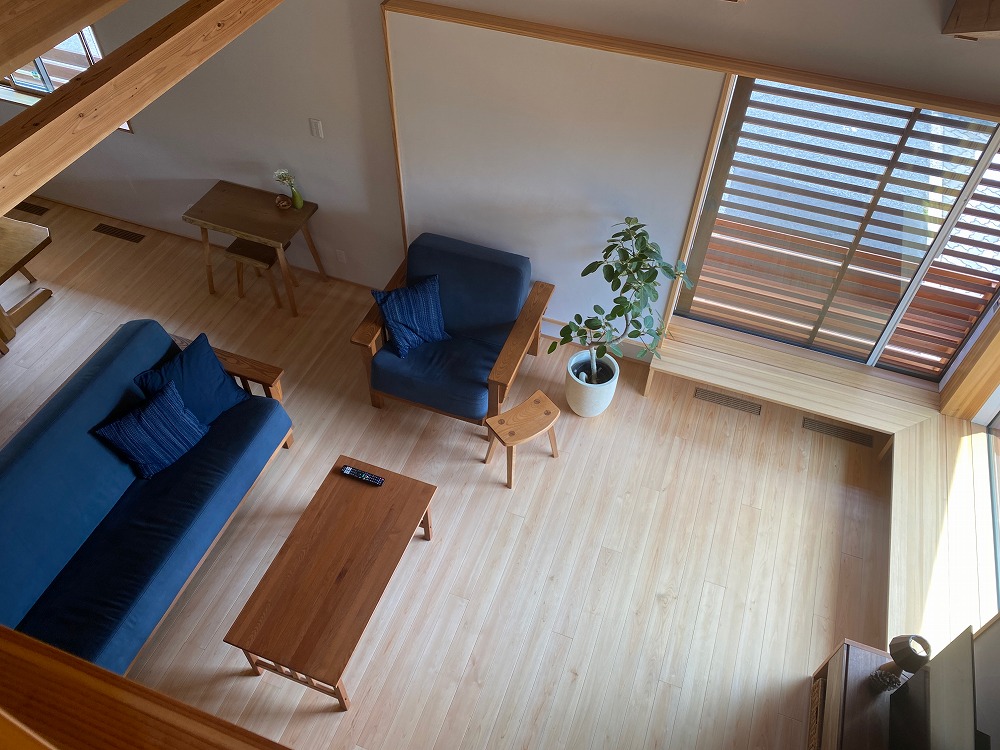 涼しい風が通る吹き抜け空間。軽やかな壁と床の無垢材が目に優しい