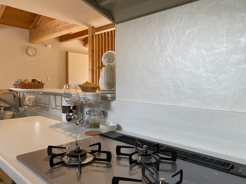 メーカーキッチンにしてカウンターは無垢板で仕上げる場合もある