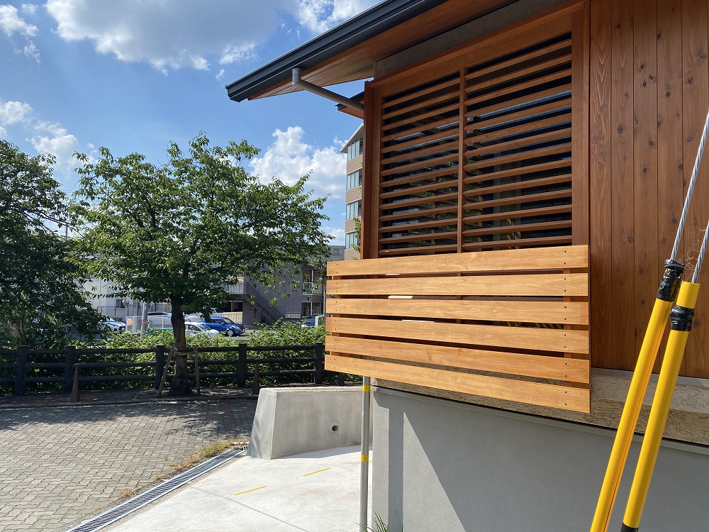 道路との高低差のためデッキは作らず、LWにも花台を増設した