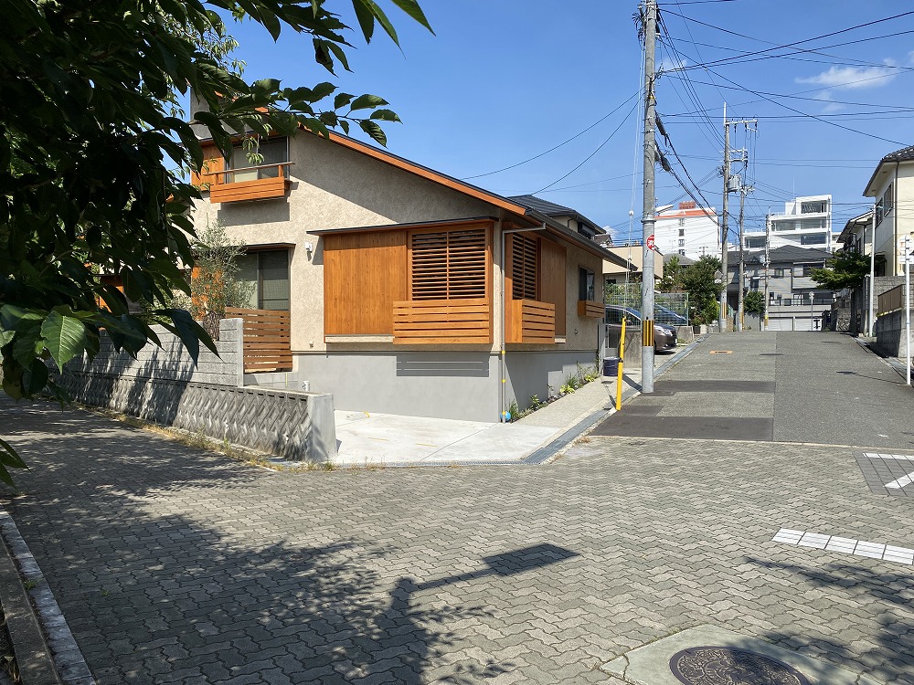 外に向けて自然素材を使うと地域に馴染む