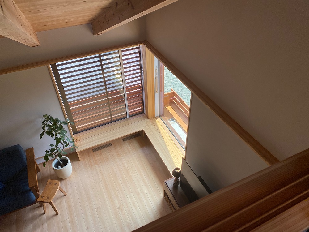 夏の日差しは遮り、冬は採り込む。居間を快適にするコツです。さらに無垢材に呼吸させて湿度もデザインしていく