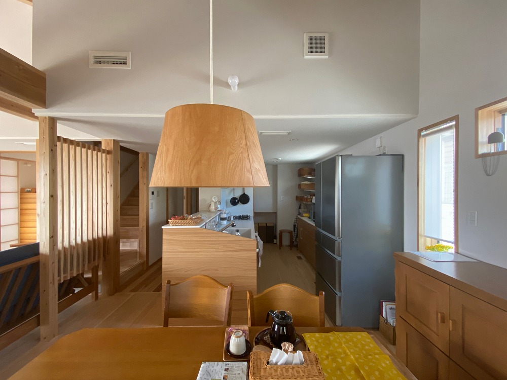 食卓からの眺め。キッチンの正面ではなく横にあるため対面キッチンと言えど配膳がしやすい設計