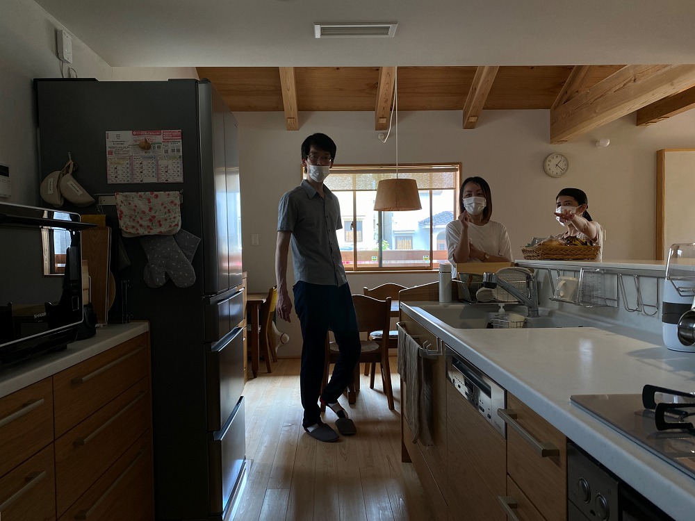 回れる動線ではあるが通路幅は1100mmとした。引き出しは取り出しやすく、住まい手様は上手く使いこなしておられた