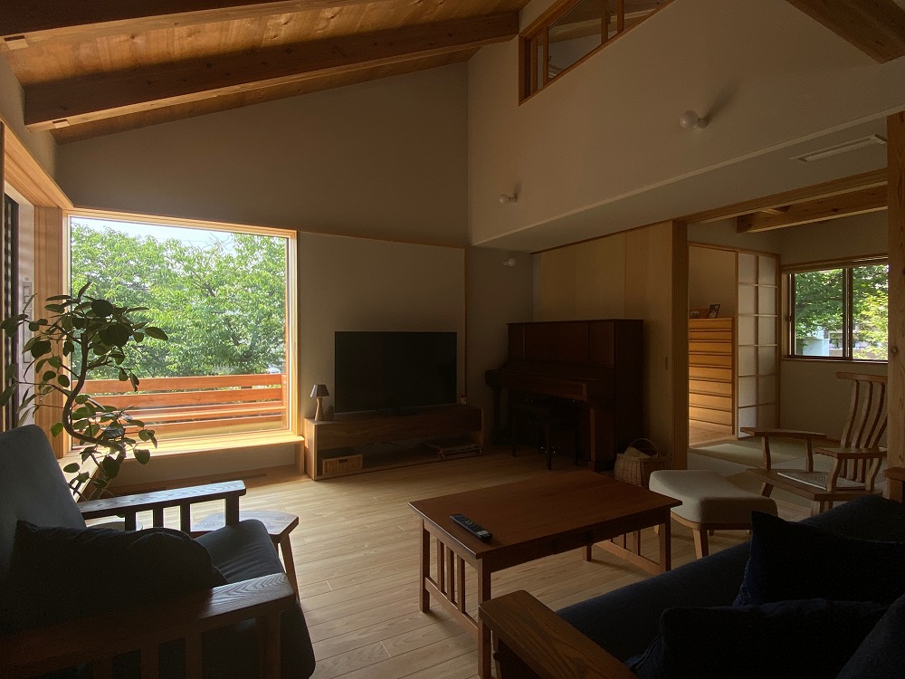 ソーラーコムでは床・壁・天井・構造全てに無垢材が使用されるため猛暑でも家の中が涼しくべとつかない。