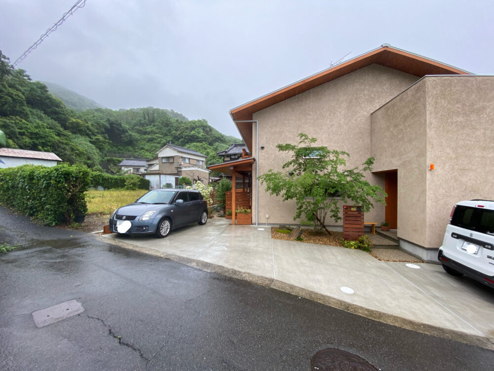 妻側（ケラバ側）の外物置・軒の深い縁側、いつもこの景色を眺めながら帰宅するのが楽しみなのだとか