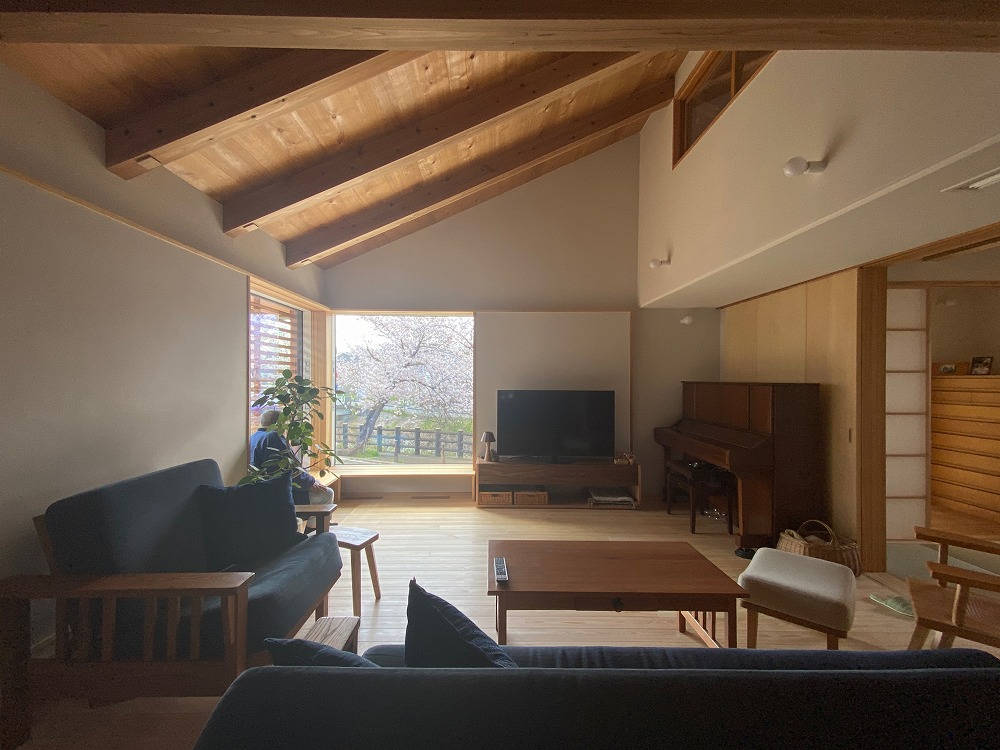 食卓からの眺め。景色を切り取った絵画のような窓となった。