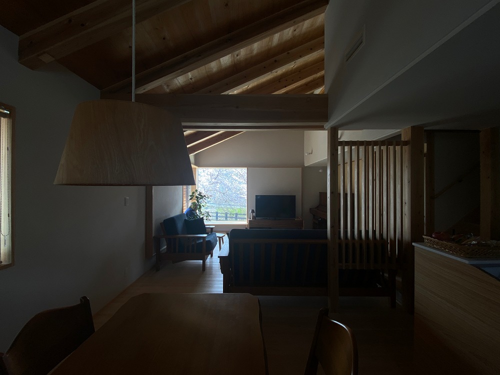 こちらも食卓からの眺め。ペンダント照明越し