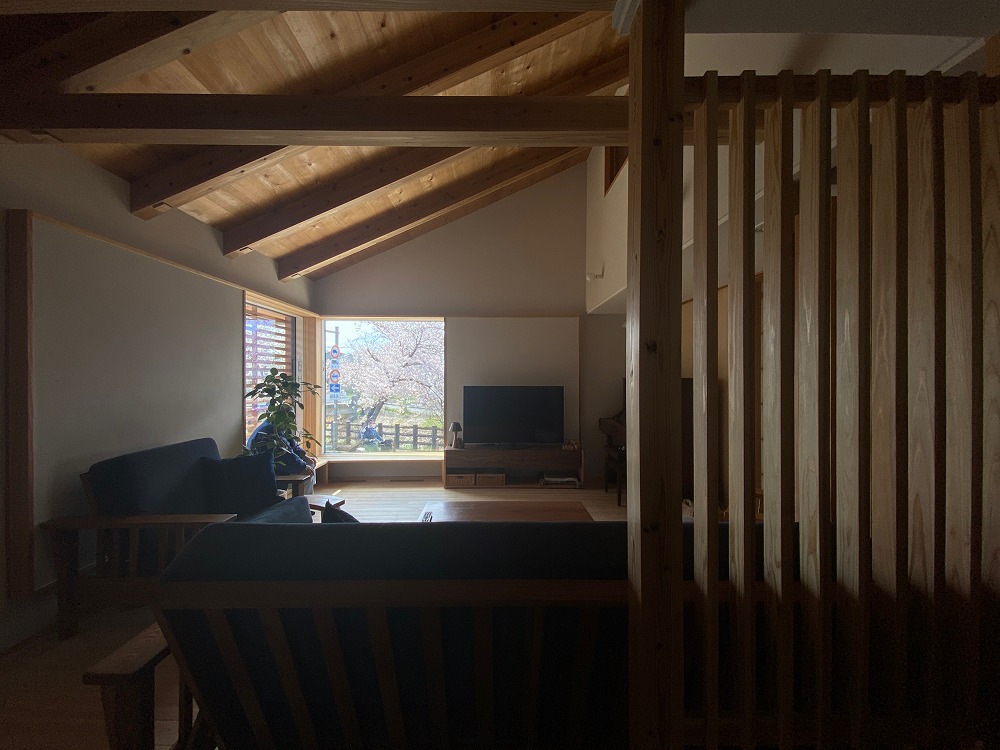 子どもやペットの散歩の流れをぼぅっと見ているだけで時間が緩やかに感じます