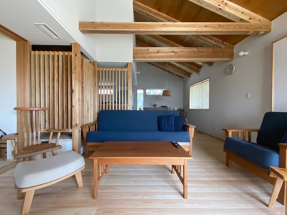 ソファ座面は引っ越し合わせて伊礼さん御用達の生地屋で張り替えた