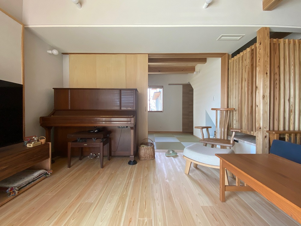 畳と板間とピアノ。製作建具で繋がる居間と和室