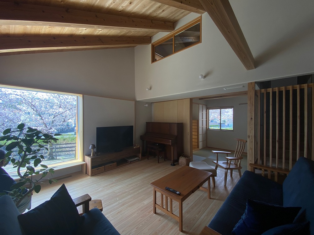 家具が低いと空間が落ち着く。例えば床置きの雑多な荷物がない、それだけでもシンプルに暮らせる