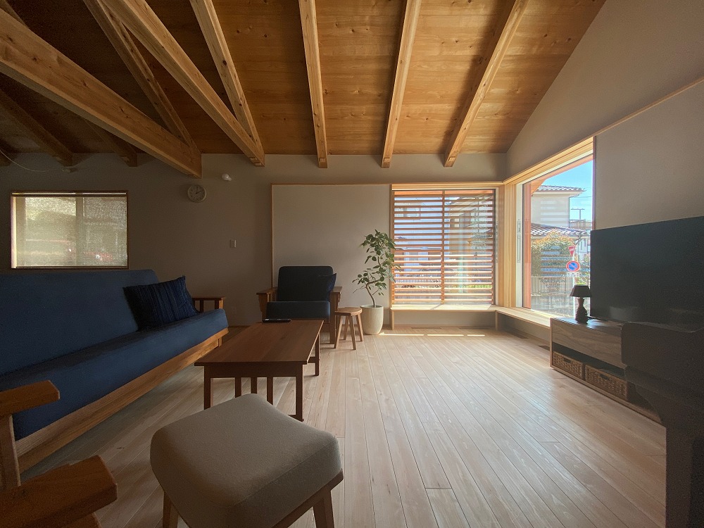 別方向の格子窓。昼はガラリ、夜は障子