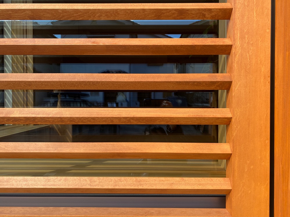 レッドシダーでの自然塗装。庇、破風、軒裏、玄関ドアと合わせる外観がいい