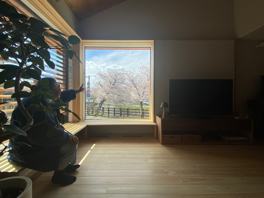 陽のあたる場所ではあるが窓辺なので油断はできない。足元には床吹き出し口を設けていつも暖かなリビングが計画されている