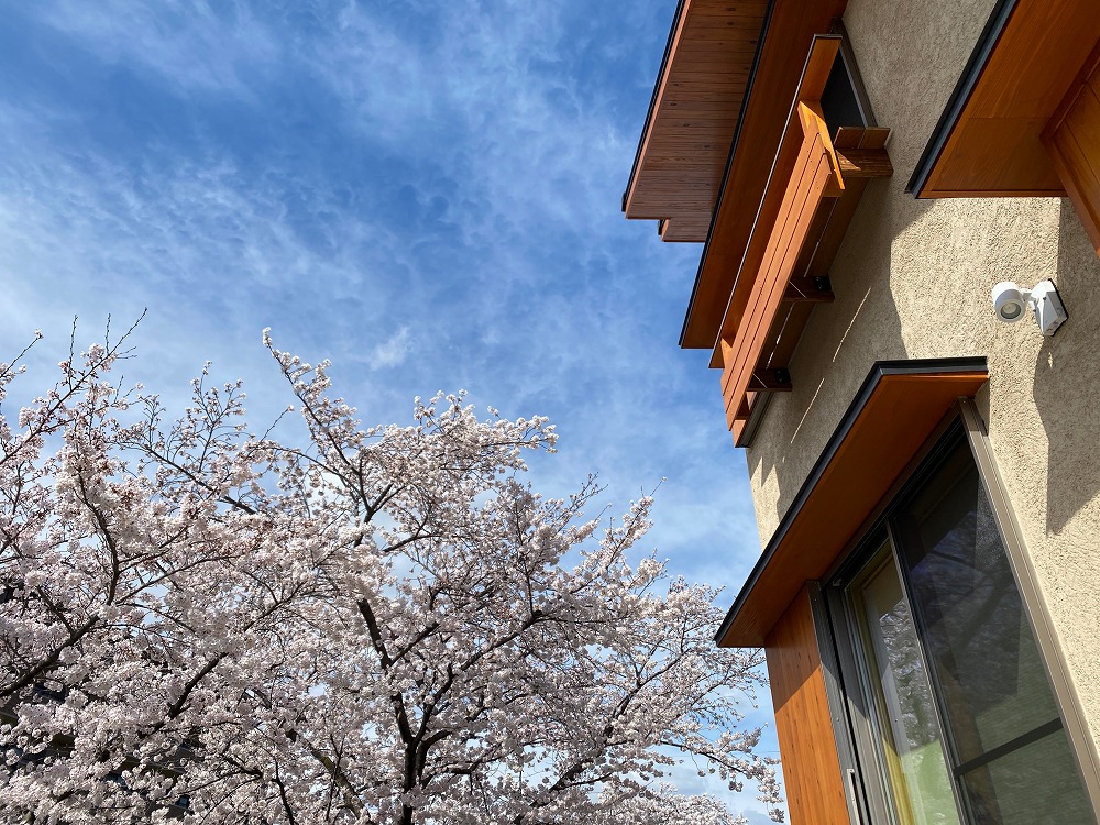 2階窓外の花台で建物に立体感が出る